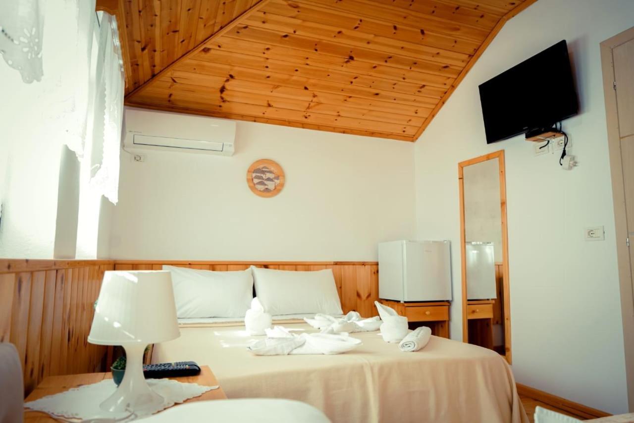 Hotel Domino Gjirokastër Buitenkant foto